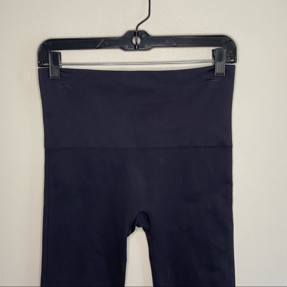 Spanx Look At Me Now Black Seamless Crop Leggings, size Large - Picture 3 of 7